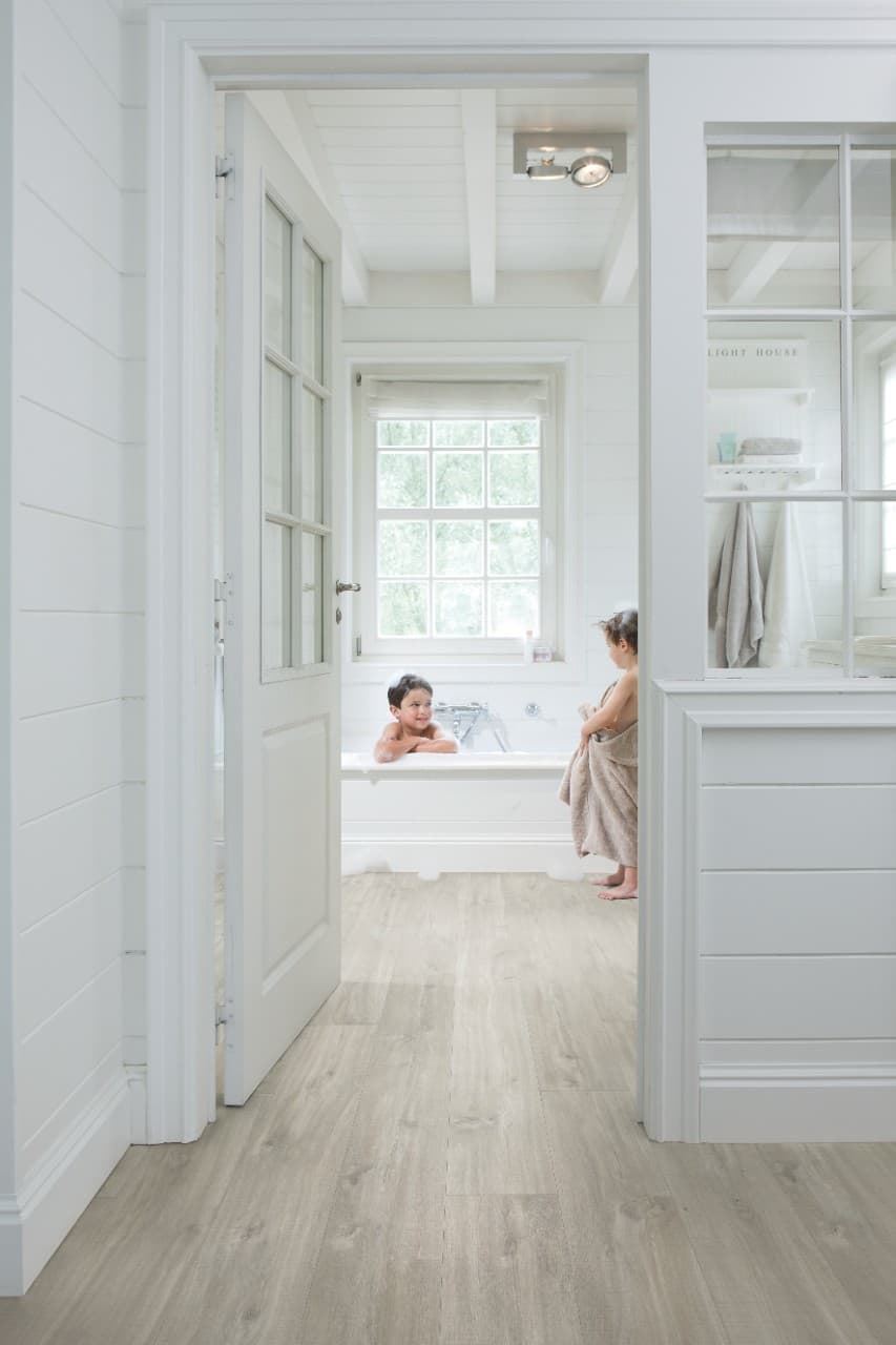 Caja de tarima vinilo QUICK-STEP BASE BLOS ROBLE CAÑÓN GRIS CON CORTES AVSPT40030 - Imagen 3