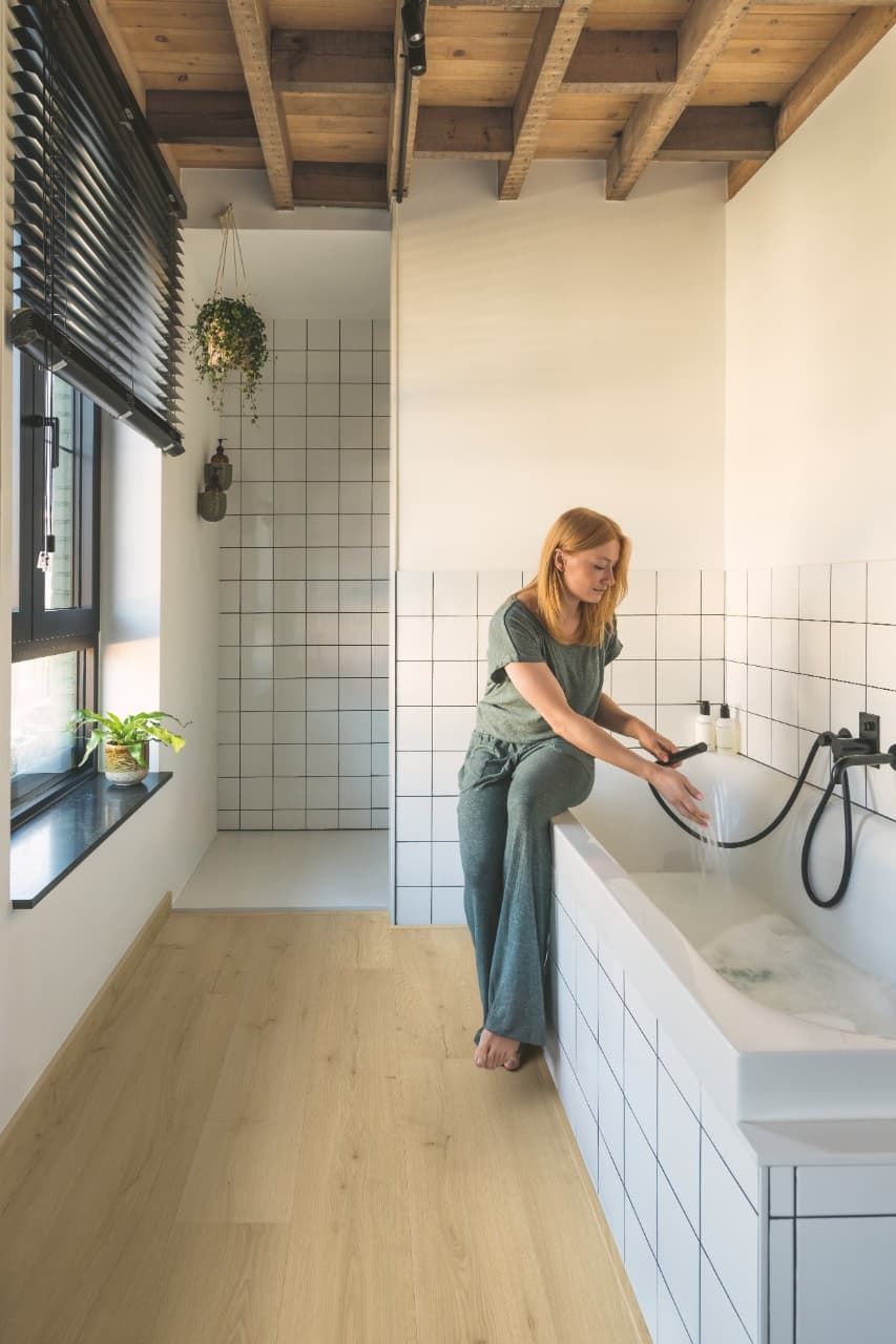 Caja de tarima vinilo QUICK-STEP BLOOM ROBLE BEIS CEPILLADO AVMPU40319 - Imagen 5