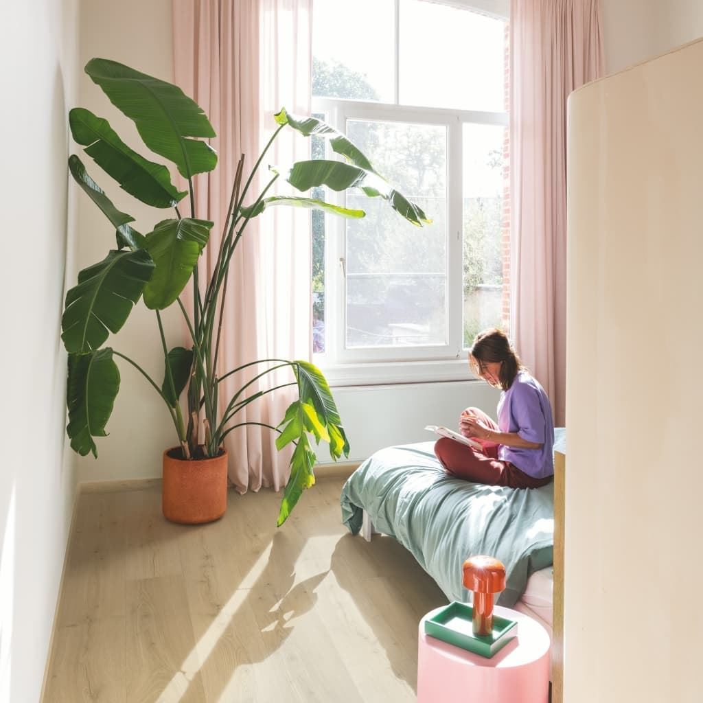 Caja de tarima vinilo QUICK-STEP BLOOM ROBLE BEIS CEPILLADO AVMPU40319 - Imagen 10