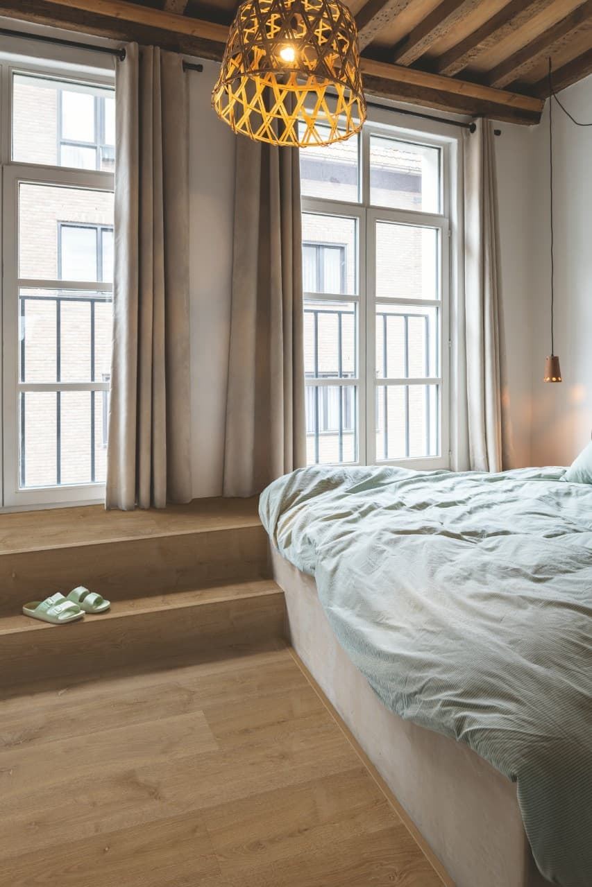 Caja de tarima vinilo QUICK-STEP BLOOM ROBLE ELEGANTE AHUMADO AVMPU40317 - Imagen 5